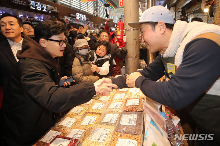 [서울=뉴시스] 김선웅 기자 = 한동훈 국민의힘 비상대책위원장이 설 명절 연휴를 나흘 앞둔 5일 서울 동대문구 경동시장을 방문해 시장 상인과 만나 인사를 나누고 있다. (공동취재) 2024.02.05. photo@newsis.com