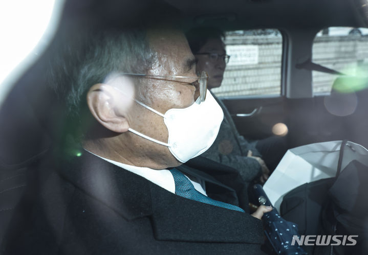 [서울=뉴시스] 정병혁 기자 = 이른바 '사법농단' 의혹으로 1심에서 유죄를 선고받은 임종헌 전 법원행정처 차장의 2심이 오는 8월 마무리될 예정이다. 사진은 이른바 ‘사법농단' 의혹으로 재판에 넘겨진 임종헌 전 법원행정처 차장이 지난해 2월 서울 서초구 서울중앙지방법원에서 열린 선고 공판을 마친 뒤 법원을 나서고 있는 모습. 2024.02.05. jhope@newsis.com