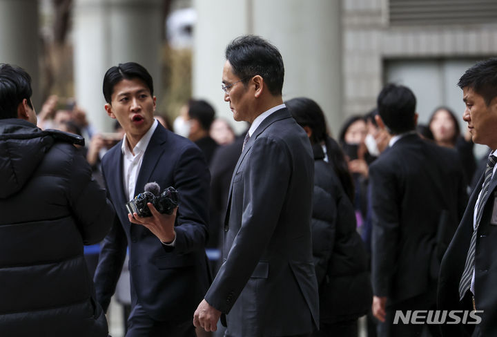 [서울=뉴시스] 정병혁 기자 = 제일모직과 삼성물산의 '부당합병' 의혹으로 기소된 이재용 삼성전자 회장이 5일 서울 서초구 서울중앙지법에서 열린 자본시장과 금융투자업에 관한 법률 위반 등 혐의 관련 1심 선고공판을 마친 뒤 법원을 나서고 있다 2024.02.05. jhope@newsis.com