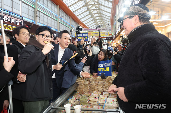 [서울=뉴시스] 김선웅 기자 = 한동훈 국민의힘 비상대책위원장이 설 명절 연휴를 나흘 앞둔 5일 서울 동대문구 경동시장을 방문해 시민들과 인사를 나누며 어묵을 시식하고 있다. (공동취재) 2024.02.05. photo@newsis.com