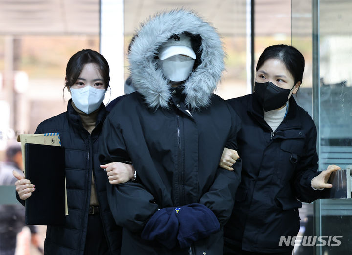 [서울=뉴시스] 최진석 기자 = 검찰이 서울 강남 한복한에서 만취 운전으로 사망사고를 낸 혐의로 재판에 넘겨진 유명DJ에게 징역 15년을 구형했다. 사진은 20대 여성 안 모씨가 서울 서초구 서울중앙지법에서 열린 구속 전 피의자 심문(영장실질심사)에 출석하고 있는 모습. 2024.02.05. myjs@newsis.com