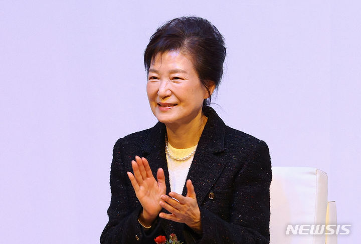 [대구=뉴시스] 이무열 기자 = 박근혜 전 대통령이 5일 오후 대구 수성구 만촌동 인터불고호텔 컨벤션홀에서 열린 ‘박근혜 회고록 : 어둠을 지나 미래로’ 출간 기념 북콘서트에서 박수치고 있다. (공동취재) 2024.02.05. photo@newsis.com lmy@newsis.com