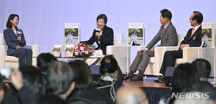 [대구=뉴시스] 이무열 기자 = 박근혜 전 대통령이 5일 오후 대구 수성구 만촌동 인터불고호텔 컨벤션홀에서 열린 ‘박근혜 회고록 : 어둠을 지나 미래로’ 출간 기념 북콘서트에서 환하게 웃고 있다. (공동취재) 2024.02.05. photo@newsis.com