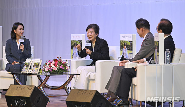 [대구=뉴시스] 이무열 기자 = 박근혜 전 대통령이 5일 오후 대구 수성구 만촌동 인터불고호텔 컨벤션홀에서 열린 ‘박근혜 회고록 : 어둠을 지나 미래로’ 출간 기념 북콘서트에서 발언하고 있다. (공동취재) 2024.02.05. photo@newsis.com