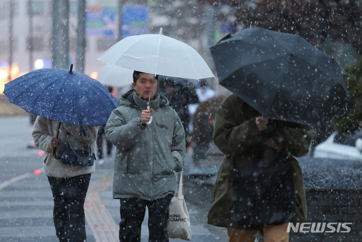 [서울=뉴시스] 황준선 기자 = 화요일인 6일은 아침까지 전국 대부분 지역에 비 또는 눈이 오겠고, 특히 강원영동과 경북북동산지, 경북북부동해안을 중심으로 많은 눈이 오겠다. 사진은 지난 5일 오후 서울 중구의 한 거리에서 시민들이 눈을 맞으며 발걸음을 옮기고 있는 모습. 2024.02.05. hwang@newsis.com