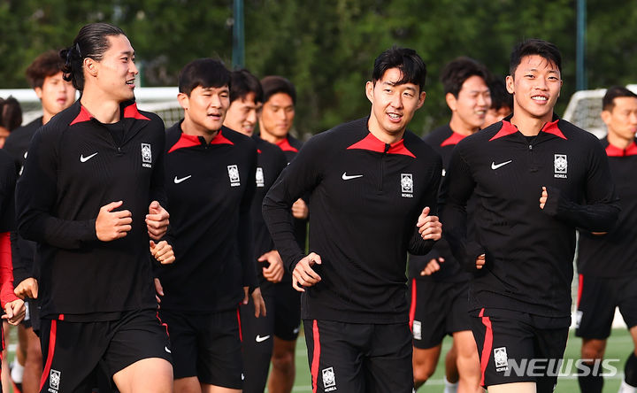 [도하(카타르)=뉴시스] 김근수 기자 = 대한민국 축구 국가대표팀 손흥민, 황희찬, 조규성이 5일(현지시간) 카타르 도하 알에글라 트레이닝 센터에서 훈련을 하고 있다. 2024.02.05. ks@newsis.com