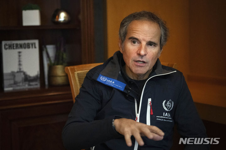 [키이우=AP/뉴시스] 라피엘 그로시 국제원자력기구(IAEA) 사무총장이 6일(현지시각) 우크라이나 키이우에서 AP통신과 인터뷰하고 있다. 그로시 총장은 러시아가 점령 중인 자포리자 원자력 발전소의 안전이 여전히 취약하다고 경고고했다. 2024.02.07