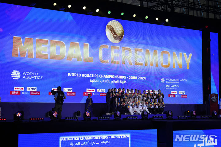 [도하=AP/뉴시스] 2024 국제수영연맹 세계선수권대회 아티스틱 스위밍 혼성 단체전 시상식 모습. 2024.02.06