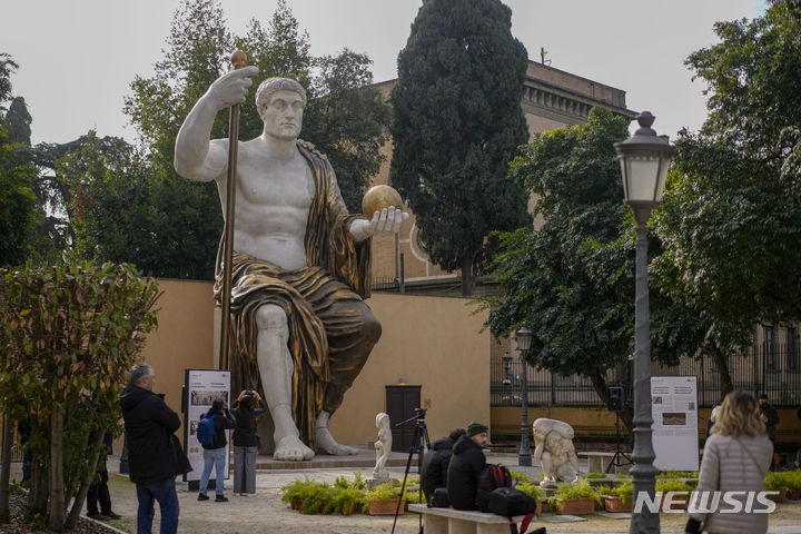 [로마=AP/뉴시스] 로마 당국은 5일(현지시간) 3D 기술을 동원해 복원한 콘스탄티누스 대제의 동상을 공개했다고 AP통신이 보도했다. 사진은 로마 카피톨리니 박물관에 있는 동상. 2024.02.07.