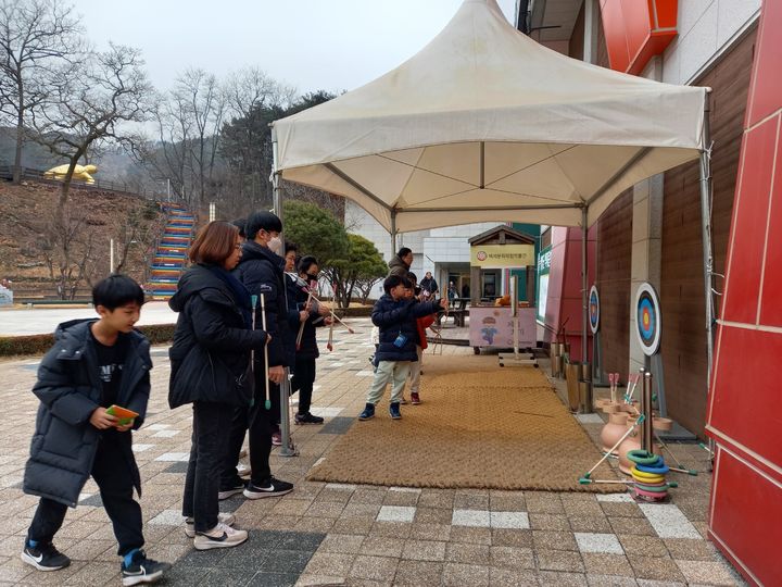 [청양=뉴시스]민속놀이 체험(사진= 청양군 제공) *재판매 및 DB 금지