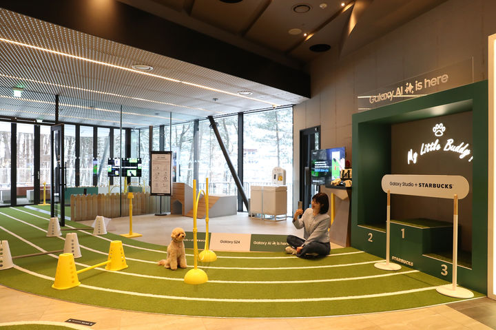 [서울=뉴시스] 삼성전자가 스타벅스와 협업해 갤럭시 S24 시리즈를 반려동물과 함께 특별하게 체험할 수 있는 '갤럭시 스튜디오 펫'을 경기 남양주시 스타벅스 더북한강R점에서 다음 달 10일까지 운영한다고 6일 밝혔다. (사진=삼성전자 제공) *재판매 및 DB 금지