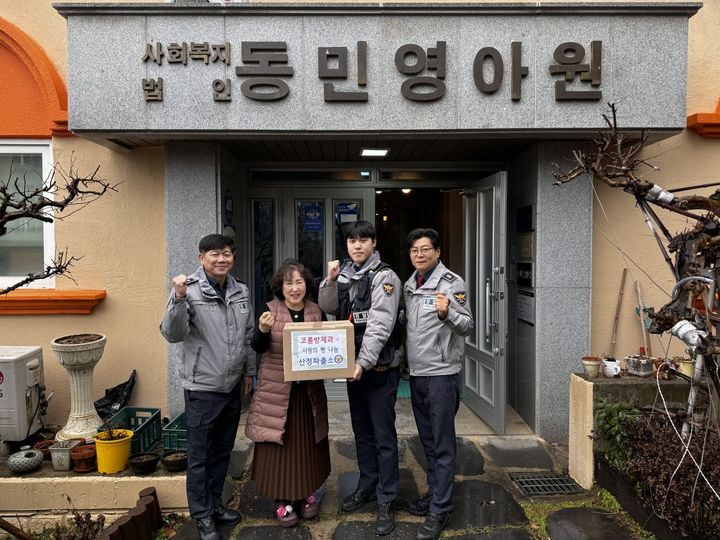 [목포=뉴시스] 목포경찰 산정파출소가 지난 5일 동민영아원에 지역 한 유명 제과점에서 생산하는 빵을 공익기부하고 있다. (사진 = 목포경찰서 제공) 2024.02.06. photo@newsis.com *재판매 및 DB 금지