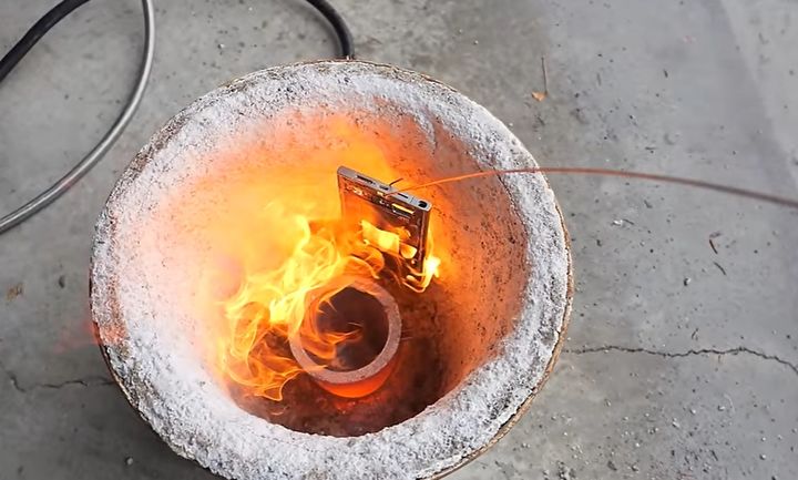  IT 유튜버 '제리릭에브리씽'이 갤럭시 S24 울트라의 티타늄 프레임을 용광로 속에 집어넣는 실험을 진행하고 있다. (사진=유튜브 제리릭에브리씽 캡처) *재판매 및 DB 금지