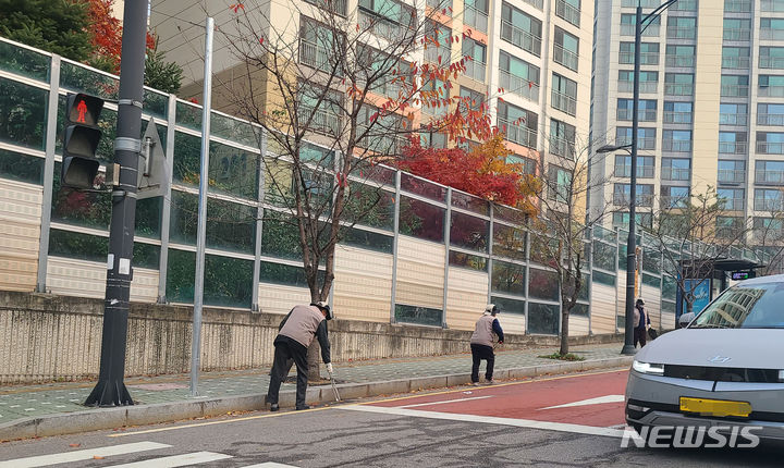 [성남=뉴시스] 성남시 환경정비 분야에서 소일거리사업에 참여 중인 어르신들. (사진=성남시 제공) 2024.02.06. photo@newsis.com