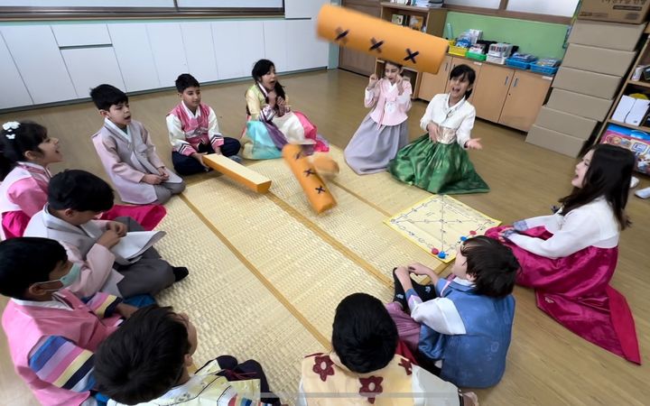 [울산=뉴시스] 구미현 기자 = 6일 울산시 동구 서부초등학교의 한 교실에서는 설을 앞두고 한국문화 이해 수업이 열렸다. 수업에 참여한 아프가니스탄 학생들. 2024.02.06. (사진=울산시교육청 제공) *재판매 및 DB 금지
