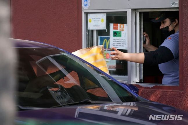 [로스앤젤레스=AP/뉴시스] 사진은 로스앤젤레스 맥도날드에서 한 고객이 드라이브스루 주문을 이용하는 모습. 기사 내용과 직접적 관계 없음. 2024.02.06. *재판매 및 DB 금지