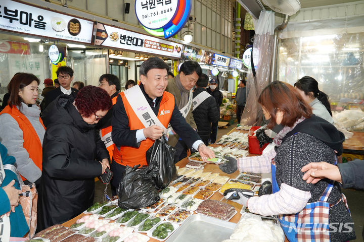 [경기광주=뉴시스] 방세환 광주시장이 설 맞이 물가안정 및 장보기 행사로 경안시장에서 물품을 구입하고 있다. (사진=광주시 제공) 2024.02.06 .photo@newsis.com