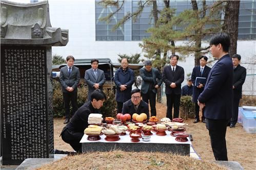 고창섭 충북대학교 총장이 교육독지가 묘소에서 차례를 지내고 있다. 2024.02.06.(사진=충북대 제공).photo@newsis.com *재판매 및 DB 금지