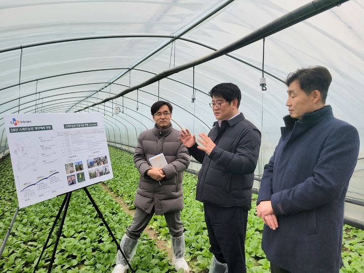 [세종=뉴시스] 권재한 농림축산식품부 농업혁신정책실장(우측 두번째)이 CJ프레시웨이 협력농가인 경기 이천시 농업회사법인 큰돌찬을 방문해 스마트팜 계약재배 현장을 둘러보고 있다. (사진=농식품부 제공) *재판매 및 DB 금지