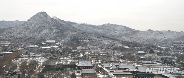 [서울=뉴시스] 김명원 기자 = 6일 오전 서울 종로구 북악산과 청와대가 밤새 내린 눈으로 하얀 겨울 풍경을 보이고 있다. 2024.02.06. kmx1105@newsis.com