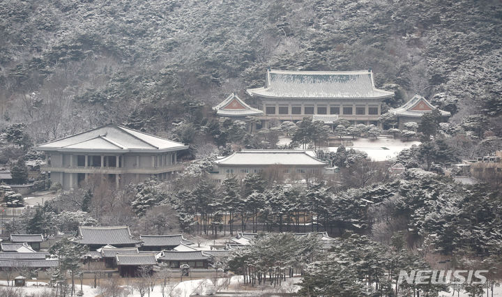 [서울=뉴시스] 김명원 기자 = 6일 오전 서울 종로구 북악산과 청와대가 밤새 내린 눈으로 하얀 겨울 풍경을 보이고 있다. 2024.02.06. kmx1105@newsis.com
