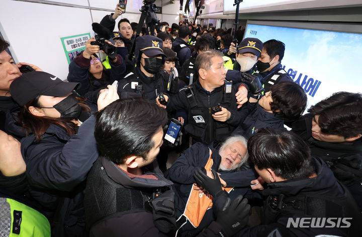 [서울=뉴시스] 고승민 기자 = 전국장애인차별철폐연대 박경석 대표 등 회원들이 6일 서울역 1호선 지하철 승강장에서 '58차 출근길 지하철 탑니다'를 진행하던 중 경찰 등 관계자들과 승강이를 벌이고 있다. 2024.02.06. kkssmm99@newsis.com