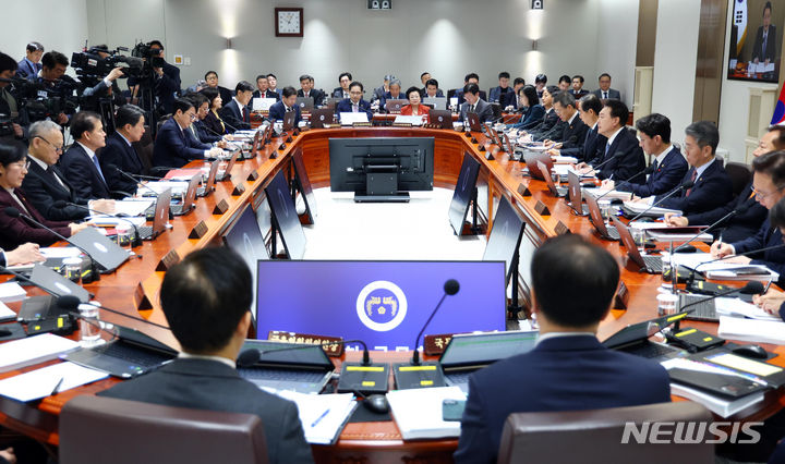 [서울=뉴시스] 전신 기자 = 윤석열 대통령이 6일 서울 용산 대통령실에서 열린 국무회의를 주재하고 있다. 2024.02.06. photo1006@newsis.com