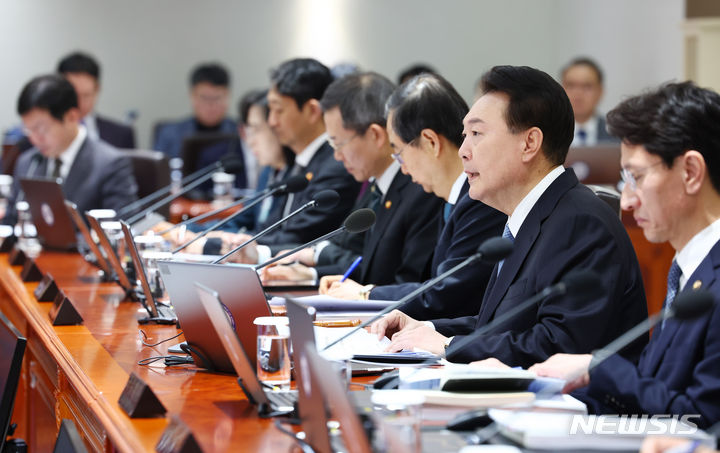 [서울=뉴시스] 전신 기자 = 윤석열 대통령이 6일 서울 용산 대통령실에서 열린 국무회의를 주재하고 있다. 2024.02.06. photo1006@newsis.com