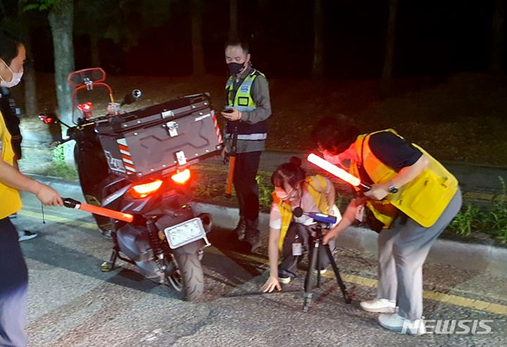 [광주=뉴시스] 한국교통안전공단 광주전남본부 자동차 불법개조 단속. (사진=한국교통안전공단 광주전남본부 제공). photo@newsis.com *재판매 및 DB 금지