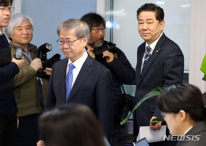 [서울=뉴시스] 추상철 기자 = 임혁백 더불어민주당 공관위원장이 6일 오전 서울 여의도 더불어민주당 당사에서 열린 공직선거후보자추천관리위원회 심사결과(1차) 발표에 참석하고 있다. 2024.02.06. scchoo@newsis.com