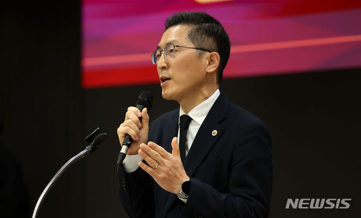 [서울=뉴시스] 김선웅 기자 = 이필수 대한의사협회 회장이 지난 6일 서울 용산구 대한의사협회에서 긴급 기자회견을 하고 있는 모습. 2024.02.06. mangusta@newsis.com