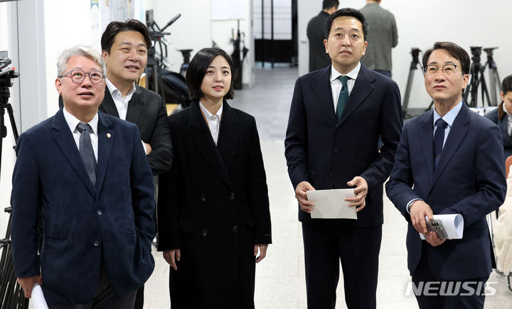 [서울=뉴시스] 추상철 기자 = 6일 오전 서울 여의도 국회 소통관에서 조응천(왼쪽부터) 의원, 조성주 새로운선택 공동대표, 류호정 전 의원, 금태섭 새로운선택 공동대표, 이원욱 의원이 기자회견을 위해 대기하고 있다. 2024.02.06. scchoo@newsis.com