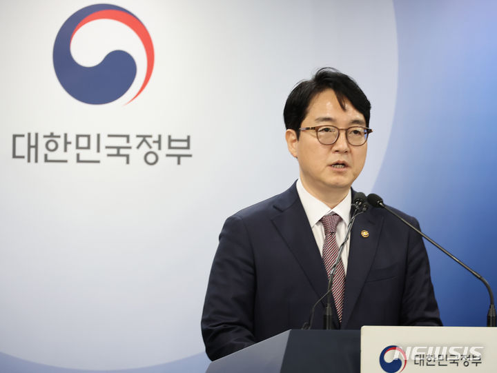 [서울=뉴시스] 김명원 기자 = 심우정 법무부 장관 직무대행이 6일 오전 서울 종로구 정부서울청사에서 경제인 5명·정치인 7명이 포함된 2024년 설 특별사면 브리핑을 하고 있다. 2024.02.06. kmx1105@newsis.com