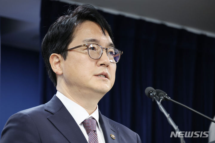 [서울=뉴시스] 김명원 기자 = 심우정 법무부 장관 직무대행이 6일 오전 서울 종로구 정부서울청사에서 경제인 5명·정치인 7명이 포함된 2024년 설 특별사면 브리핑을 하고 있다. 2024.02.06. kmx1105@newsis.com