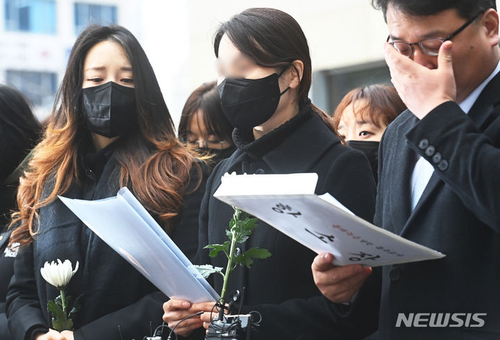 [수원=뉴시스] 웹툰 작가 주호민 씨의 아들을 정서적으로 학대한 혐의로 1심에서 유죄 판단을 받은 특수교사 A씨가 2024년 2월 6일 경기도 수원지방법원에서 항소장을 제출하기 앞서 기자회견을 하고 있다. (사진=뉴시스DB). 2026.07.15. photo@newsis.com 