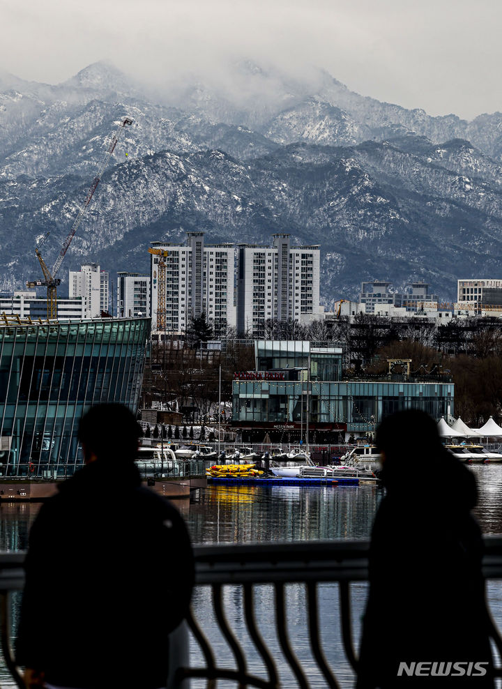 [서울=뉴시스] 정병혁 기자 = 6일 서울 서초구 잠수교에서 바라본 관악산에 전 날 내린 눈으로 설경이 펼쳐져 있다. 2024.02.06. jhope@newsis.com