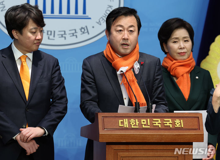 [서울=뉴시스] 추상철 기자 = 김용남 개혁신당 정책위의장이 6일 오후 서울 여의도 국회에서 이준석 개혁신당 대표, 양향자 원내대표와 함께 '개혁신당 릴레이 정책 발표' 기자회견을 하고 있다. 2024.02.06. scchoo@newsis.com