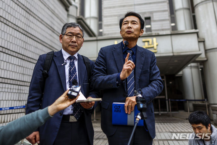 [서울=뉴시스] 정병혁 기자 = 이정일, 송기호 변호사가 6일 서울 서초구 서울중앙지방법원 앞에서 가습기 살균제를 쓰다가 숨지거나 다친 피해자들이 국가를 상대로 제기한 손해배상 청구 소송의 항소심의 결과에 대한 입장을 발표하고 있다. 이날 법원은 "가습기 살균제 피해자들에게 국가가 손해를 배상해야한다"고 판결했다. 2024.02.06. jhope@newsis.com