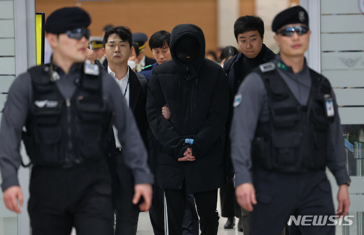 [인천공항=뉴시스] 최진석 기자 = 가상화폐 '테라·루나' 폭락 사태 관련 테라폼랩스의 전 재무 책임자 한창준이 지난달 6일 오후 인천국제공한 제2터미널을 통해 송환되고 있다. 2024.02.06. myjs@newsis.com