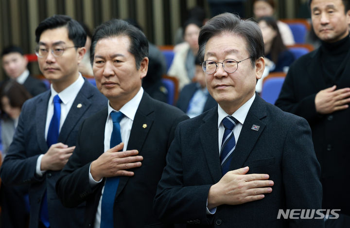 [서울=뉴시스] 고범준 기자 = 이재명 더불어민주당 대표, 정청래 최고위원 등 참석 의원들이 6일 오후 서울 여의도 국회에서 열린 의원총회에서 국민의례를 하고 있다. 2024.02.06. bjko@newsis.com