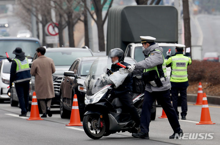 [인천=뉴시스] 오토바이 단속 모습. (사진=뉴시스DB) photo@newsis.com *기사 특정 내용과 무관