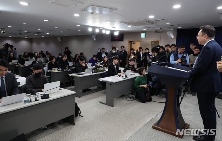 [서울=뉴시스] 김명원 기자 = 조규홍 보건복지부 장관이 6일 서울 종로구 정부서울청사에서 2000명 의과대학 입학정원 확대 방안 발표를 하고 있다.  2024.02.06. kmx1105@newsis.com