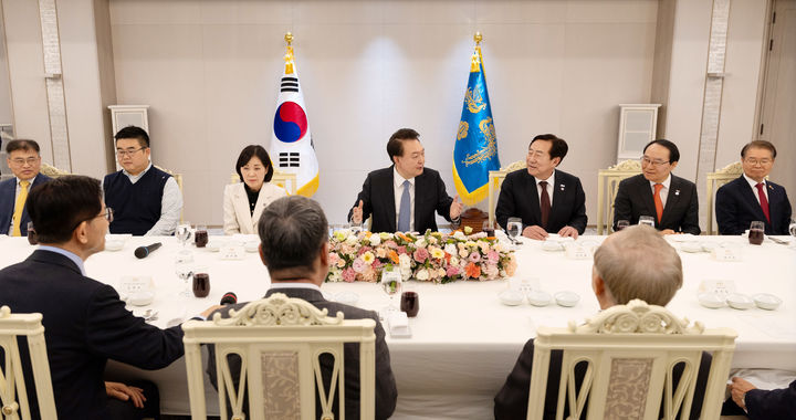 [서울=뉴시스] 윤석열 대통령이 6일 서울 용산 대통령실 청사에서 경제사회노동위원회 위원 격려 오찬을 하고 있다. (사진=대통령실 제공) 2024.02.06. photo@newsis.com *재판매 및 DB 금지