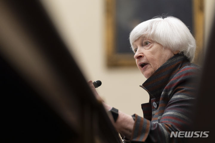 [워싱턴=AP/뉴시스]미국 정부가 한국과 함께 북한의 무기 개발 자금 조달에 관여한 개인과 기관에 대한 제재에 나선다고 27일(현지시각) 발표했다. 사진은 지난달 8일 미 워싱턴DC 국회의사당에서 진행된 상원 은행·주택·도시위원회 청문회에 출석한 모습. 2024.03.28.