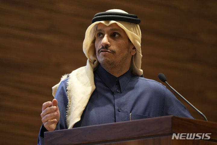 [도하=AP/뉴시스]셰이크 모하메드 빈 압둘라흐만 알사니 카타르 총리는 9일(현지 시간) 이스라엘의 카타르 수도 도하 공격에 대해 "이번 공격은 국가 테러로만 표현할 수 있다"고 비판했다. 사진은 알사니총리가 지난해 2월 6일당시 미 국무장관과 공동 기자회견을 가지고 발언하고 있는 모습. 2025.09.10.
