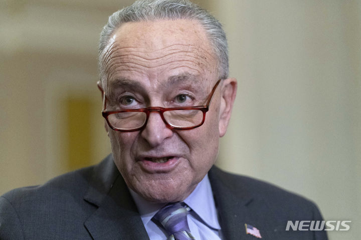 [워싱턴DC=AP/뉴시스] 볼로디미르 젤렌스키 우크라이나 대통령이 13일(현지시간) 미국의 우크라이나 지원이 미국인 안보와 번영에 도움이 될 것이라고 주장했다. 앞서 미국 상원은 610억 달러(약 81조5692억원) 규모로 우크라이나를 지원하는 법안을 승인했다. 사진은 상원 민주당 원내대표가 지난 6일(현지시간) 수도 워싱턴DC 국회의사당에서 기자회견을 열고 발언하는 모습. 2024.02.14.