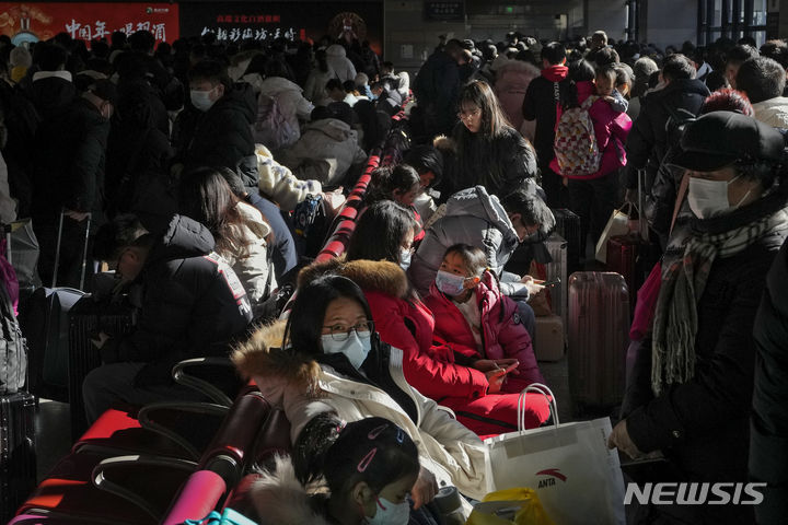 [베이징=AP/뉴시스] 7일 중국 베이징의 한 기차역 출발 승강장에 짐을 든 귀성객들이 모여 있다. 중국 교통 당국은 10일부터 8일간 이어지는 춘절 연휴에 누적 인원 90억 명이 이동할 것으로 보인다고 밝혔다. 2024.02.27.