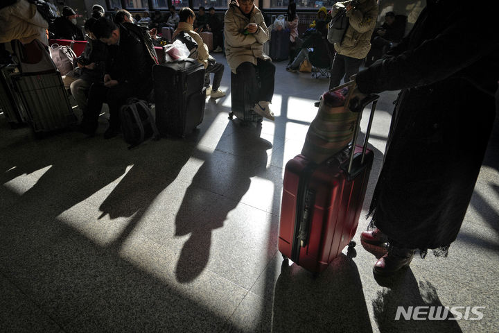 [베이징=AP/뉴시스] 7일 중국 베이징의 한 기차역에서 귀성객들이 열차를 기다리고 있다. 중국 교통 당국은 10일부터 8일간 이어지는 춘절 연휴에 누적 인원 90억 명이 이동할 것으로 보인다고 밝혔다. 2024.02.07.