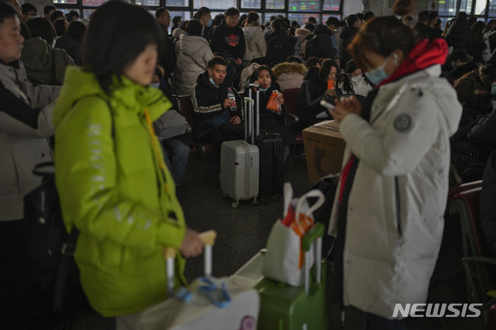 [베이징=AP/뉴시스] 7일 중국 베이징의 한 기차역 출발 승강장에 짐을 든 귀성객들이 모여 있다. 중국 교통 당국은 10일부터 8일간 이어지는 춘절 연휴에 누적 인원 90억 명이 이동할 것으로 보인다고 밝혔다. 2024.02.27.