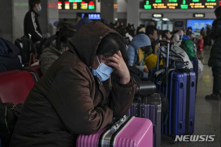 [베이징=AP/뉴시스] 7일 중국 베이징의 한 기차역에서 귀성객 열차를 기다리고 있다. 중국 교통 당국은 10일부터 8일간 이어지는 춘절 연휴에 누적 인원 90억 명이 이동할 것으로 보인다고 밝혔다. 2024.02.07.